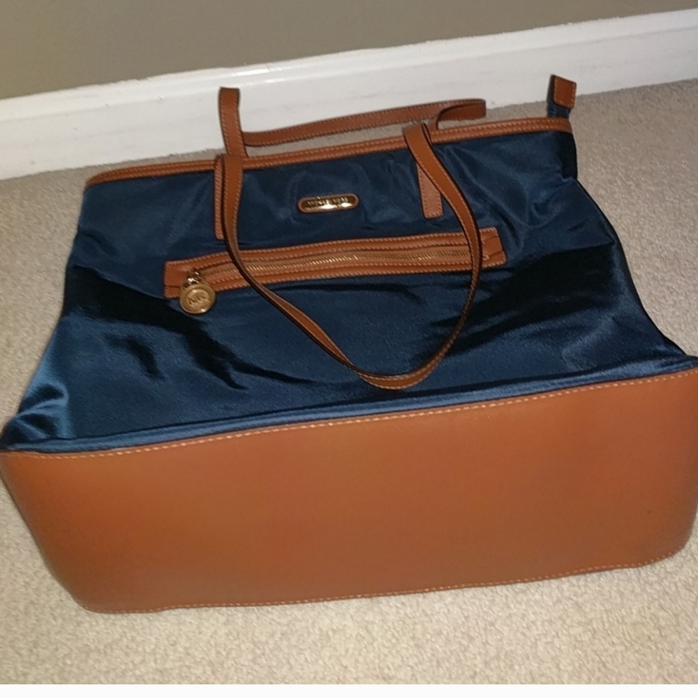 Michael Kors Bag.. Used a couple of times. Great condition.